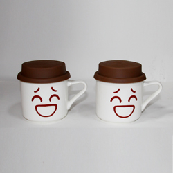 Ceramic mug with silicone lid